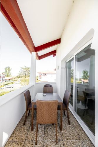 Ruang duduk di Résidence Château d'Acotz - Appartements avec piscine à 300m des Plages & Océan