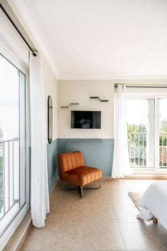 Televisyen dan/atau pusat hiburan di Résidence Château d'Acotz - Appartements avec piscine à 300m des Plages & Océan