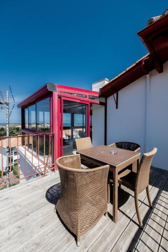 Balkoni atau teres di Résidence Château d'Acotz - Appartements avec piscine à 300m des Plages & Océan
