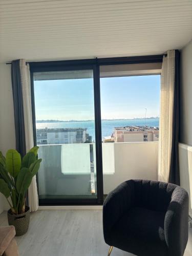 Χώρος καθιστικού στο Grand T2 cosy et lumineux face à l'étang