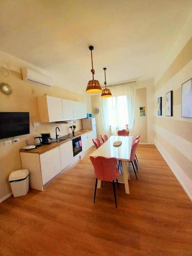 a kitchen and dining room with a table and chairs at Terzopiano in Pisa