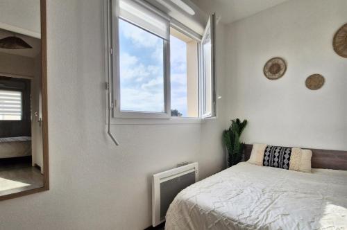 une chambre avec un lit et une fenêtre dans l'établissement La Dune N 27 - Villa 3P6, à Valras-Plage