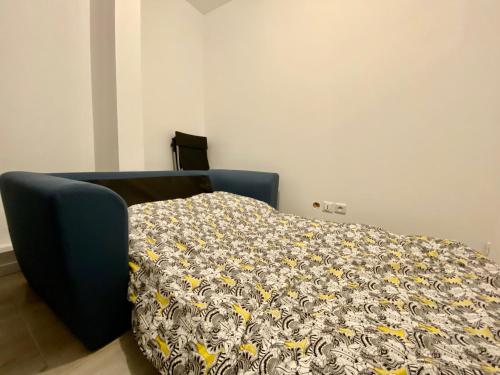 une chambre avec un lit avec une couverture dessus dans l'établissement Petit Cocon au Centre de Rouen - 027, à Rouen