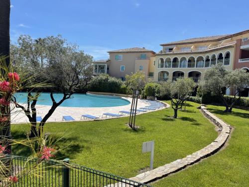 - une vue sur un complexe avec une piscine dans l'établissement Appt 3 étoiles - parking - clim - piscine - mer à 50m, à Roquebrune-sur Argens