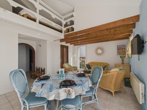 une salle à manger avec une table et des chaises dans l'établissement Vue imprenable sur l'océan pour 4 personnes, à Saint-Hilaire-de-Riez