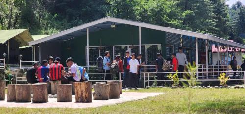 Επισκέπτες που μένουν στο New Highlander Camp
