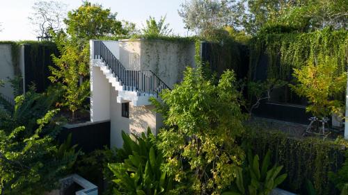 他朗Tree O'clock Pool Villa - Phuket的享有花园的外部景致,设有白色房屋