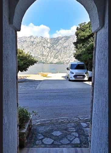 Studio 032 في بريكانج: سيارة متوقفة في موقف سيارات بجوار بحيرة