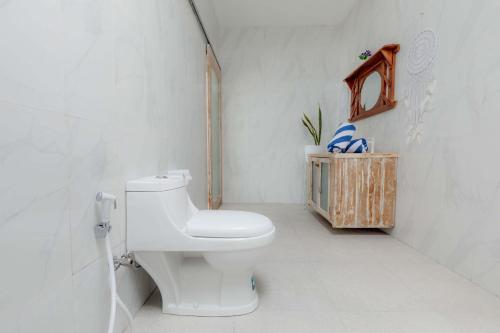 Un baño con un inodoro blanco en una habitación. en D'Arya Sea View, en Nusa Penida