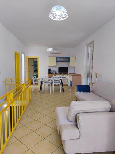 a living room with a couch and a table at Villetta vicino al mare in Marina di Mancaversa