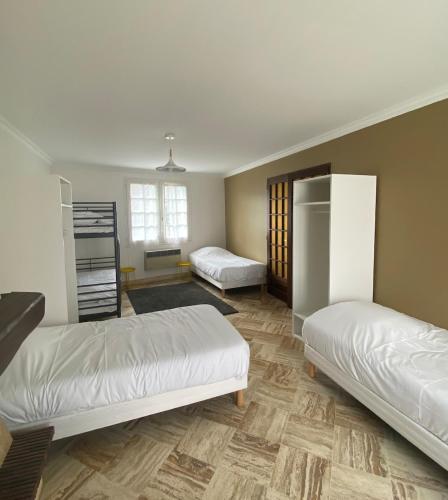 Giường trong phòng chung tại La maison de Marie