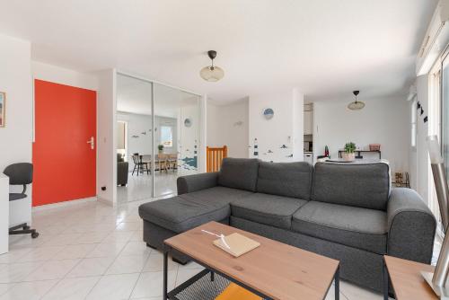 un salon avec un canapé et une table dans l'établissement REVE DE MER Duplex 6 pers en bord de plage, à Frontignan