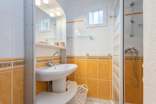 a bathroom with a sink and a shower at REVE DE MER Duplex 6 pers en bord de plage in Frontignan