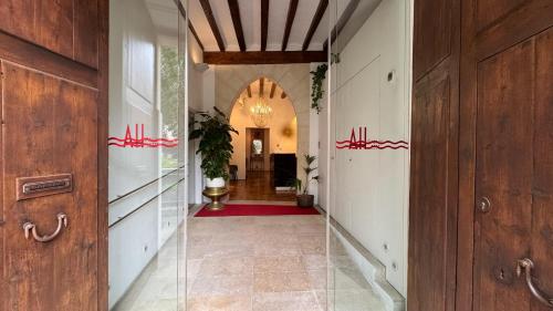 パルマ・デ・マヨルカにあるAH Art Hotel Palmaの木の扉と廊下