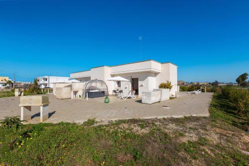 Caprarica di LecceにあるIl Giardino dei Gelsi by BarbarHouseの白い家