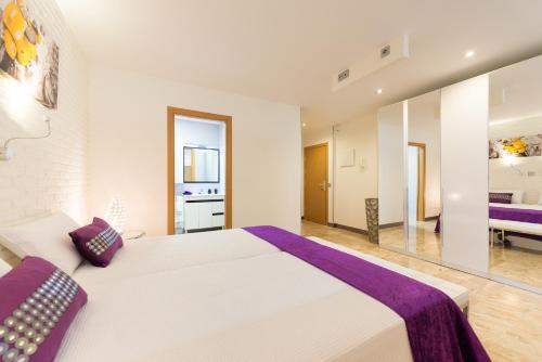 Postel nebo postele na pokoji v ubytování Suites Garden Loft Picasso