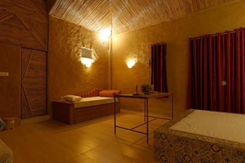 Postel nebo postele na pokoji v ubytování Sai Veda Wellness By Atya Hotels