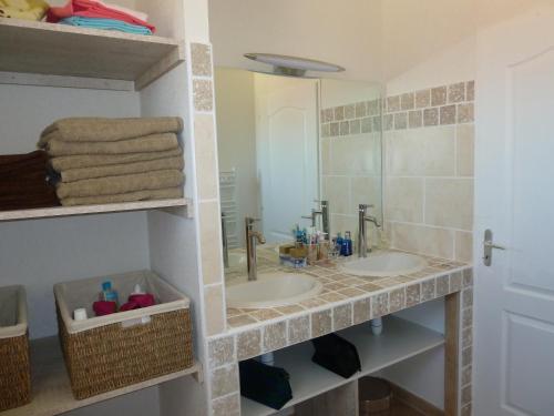 une salle de bain avec deux lavabos et un miroir dans l'établissement Villa CORSE, à Solaro