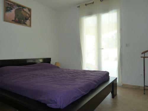 une chambre avec un lit violet et une fenêtre dans l'établissement Villa CORSE, à Solaro