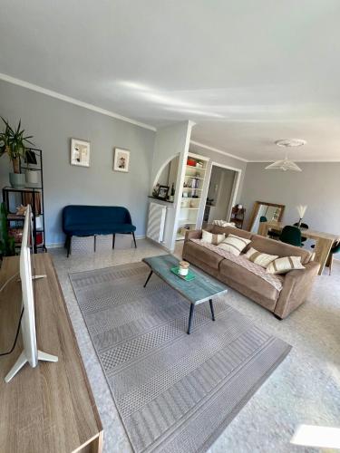 un salon avec un canapé et une table dans l'établissement Appartement 6 personnes, à Saint-Raphaël