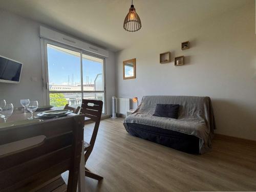 une chambre avec un lit et une table et une salle à manger dans l'établissement Appartement T2 - LA ROCHELLE - LR640-023, à La Rochelle