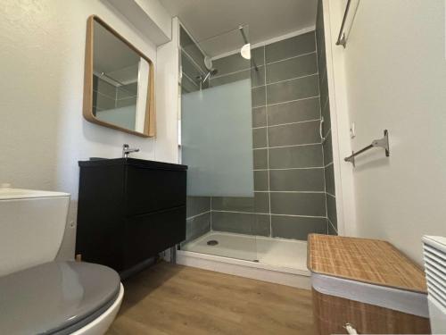 une salle de bain avec une douche avec des toilettes et un lavabo dans l'établissement Appartement T2 - LA ROCHELLE - LR640-023, à La Rochelle
