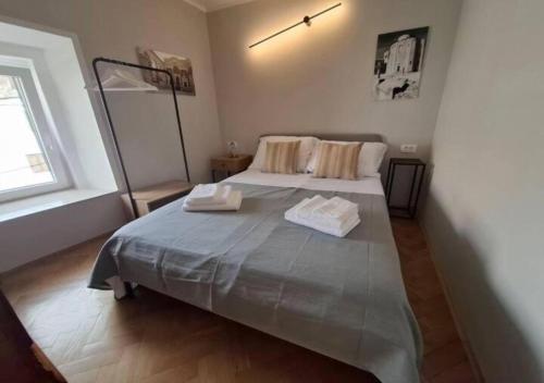 ein Schlafzimmer mit einem Bett mit zwei Handtüchern darauf in der Unterkunft Mala kuća od soli pokraj mora 4 osobe Jezera Murter in Jezera