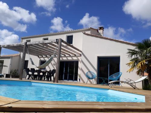 maison avec piscine bord de mer