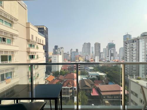 un balcone con vista sulla città di M resident a Phnom Penh
