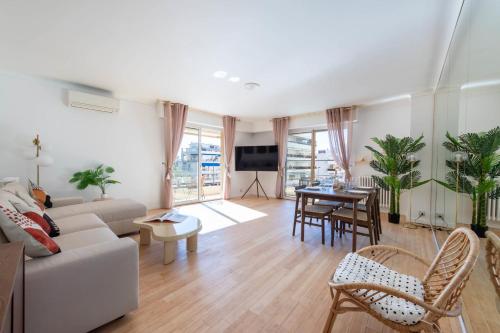 Spacious 2-Br Apartment Walk to Beach & City Center