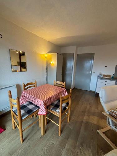 une chambre avec une table et des chaises et une chambre avec une table et une table dans l'établissement Pleiades D N133 - ST4, à Les Deux Alpes