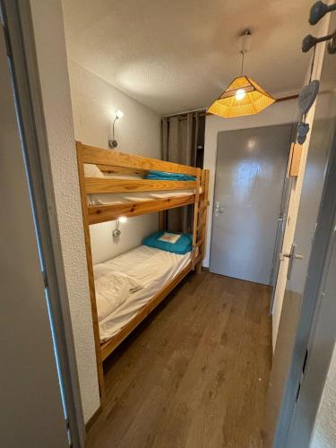 une petite pièce avec deux lits superposés dans l'établissement Pleiades D N133 - ST4, à Les Deux Alpes