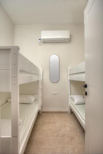 a room with two bunk beds and a window at כתר הסמטה in Safed