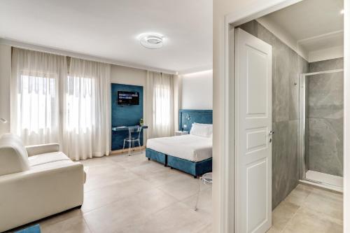 una camera da letto con un letto e un divano di Boezio 6 Rooms by Roman Dreams a Roma