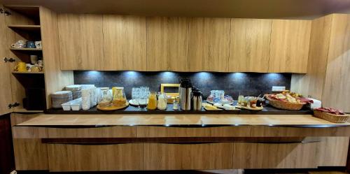 a kitchen counter with food and drinks on it at Maison de ressourcement évangélique Tabor in Muhlbach-sur-Munster