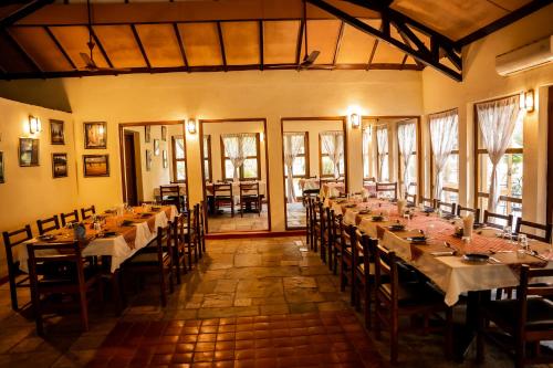 Un restaurante o sitio para comer en Royal Park Hotel