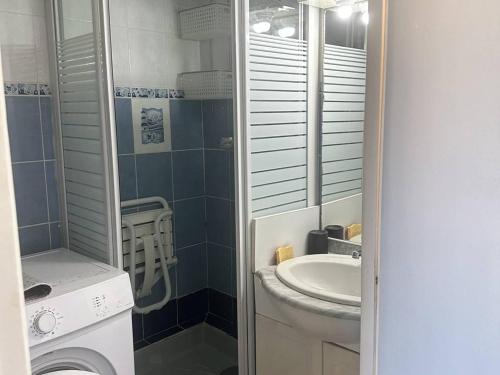 une petite salle de bain avec un lavabo et des toilettes dans l'établissement Studio rénové proche des cures avec climatisation - FR-1-680-45, à Balaruc-les-Bains