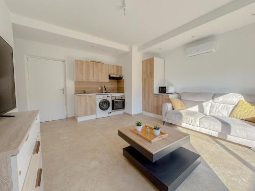 un salon avec un canapé et une table dans l'établissement Centrale climatisée deux chambres terrasse parking, saint raphael, à Saint-Raphaël