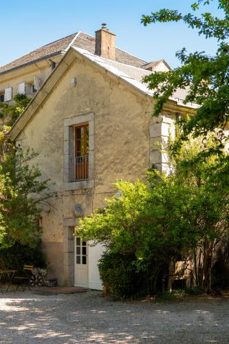 Cette grande maison en pierre possède une fenêtre latérale. dans l'établissement Independent cottage with heated pool, à Lempaut