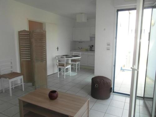 Cette chambre comprend une cuisine équipée d'une table et d'un sidx de table. dans l'établissement Appt Studio CHATELAILLON PLAGE - CL060-023, à Châtelaillon-Plage