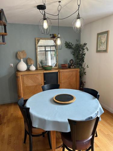 une salle à manger avec une table et des chaises bleues dans l'établissement L'Ancrage, à Saint-Malo