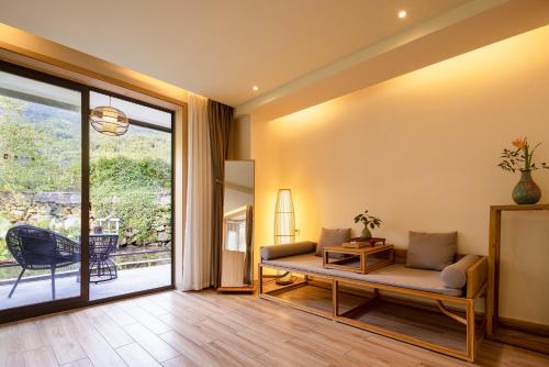 a living room with a couch and a table at 宏村塔川书院Hongcun Resort in Huangshan