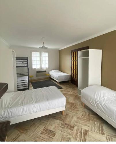 Ένα ή περισσότερα κρεβάτια σε δωμάτιο στο Le dortoir de Marie