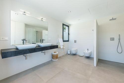 Luxury Holiday Villa with Heated Pool Open Sea Views