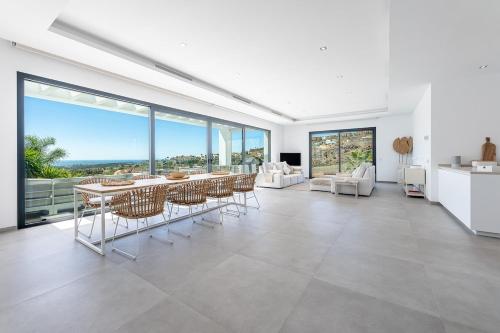 Luxury Holiday Villa with Heated Pool Open Sea Views
