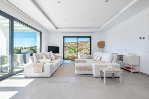 Luxury Holiday Villa with Heated Pool Open Sea Views