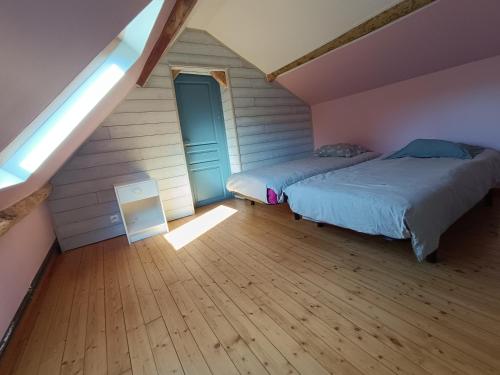 a attic bedroom with two beds and a skylight at Gite l'or Proche des cotes Wimereux Wissant Boulogne sur Mer in Belle-et-Houllefort