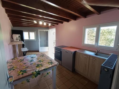 une cuisine avec un évier et un plan de travail dans l'établissement Gite l'or 13 PERS Proche Wimereux Wissant, à Belle-et-Houllefort