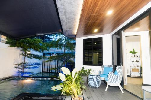 een huis met een zwembad in de achtertuin bij Casa Junquera in Cebu City