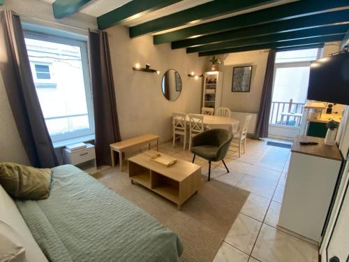 un salon avec un canapé et une table dans l'établissement Residence Montlosier, à Le Mont-Dore